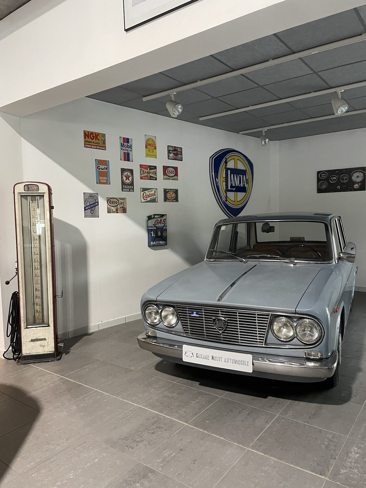 Lancia d’époque exposée dans le showroom du Garage Rouit à Gap